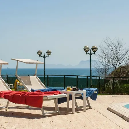 Holiday Family - Big On The Swimming Pool In Front Of Capri * Nápoles