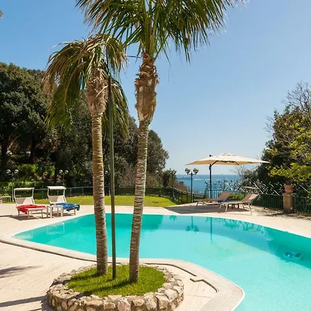 Holiday Family - Big On The Swimming Pool In Front Of Capri * Nápoles